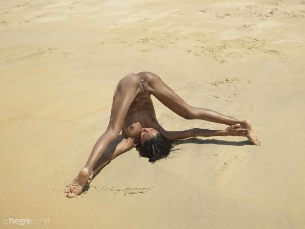 Chloe acrobacias en la playa desnuda #49